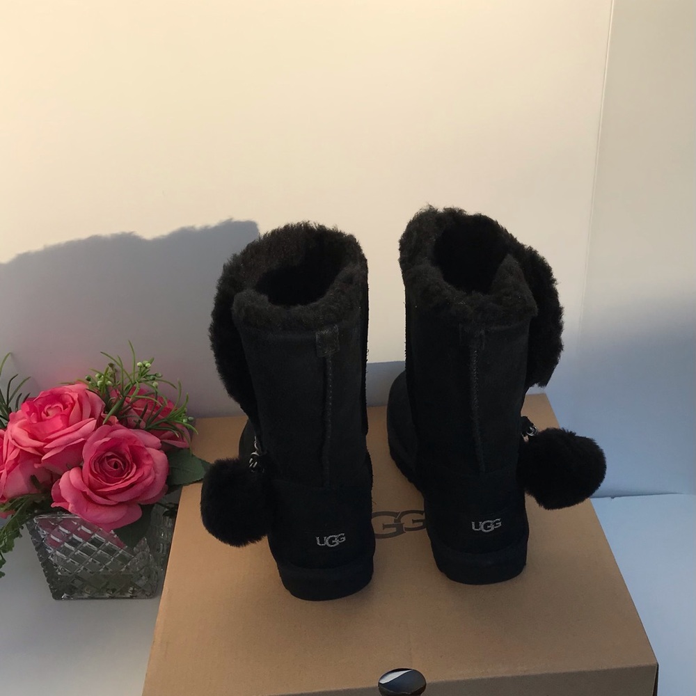 UGG Classic Short Charm - Picture 4 of 8
